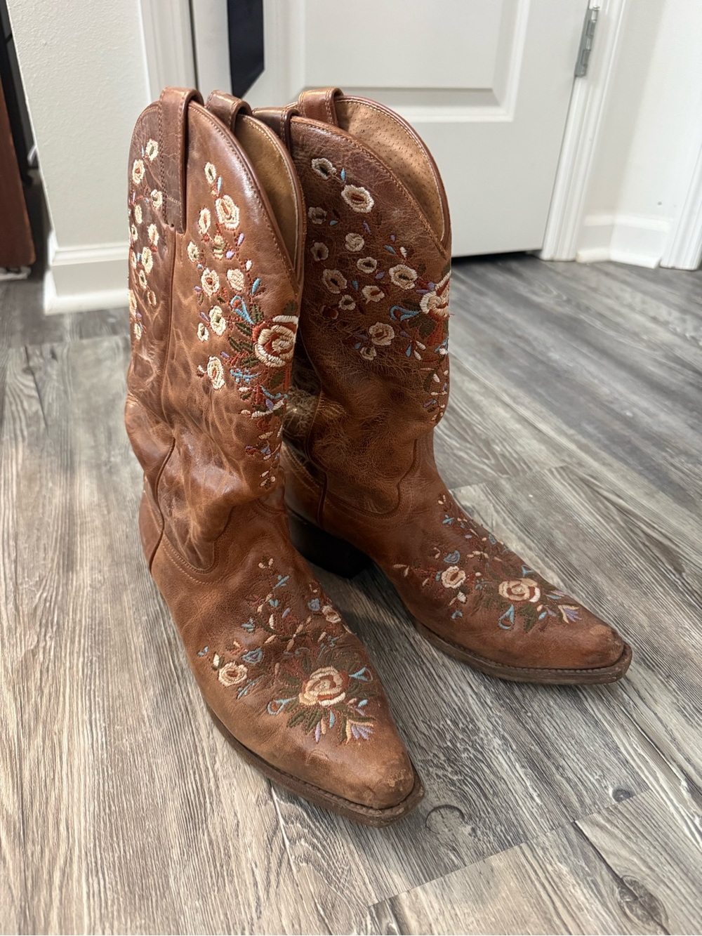 Shyanne Brown Leather Floral Embroidered Heeled Cowboy Boots